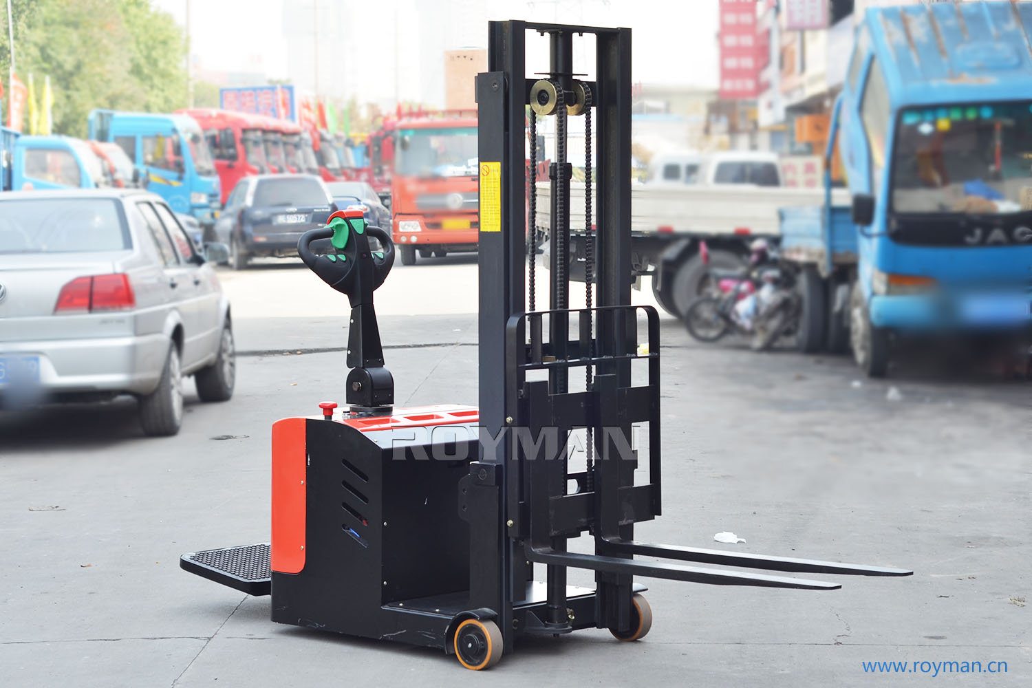 配重式全電動(dòng)堆高車